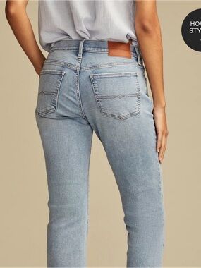 Lucky Brand Light Wash Women’s mid-rise Boot cut Jeans